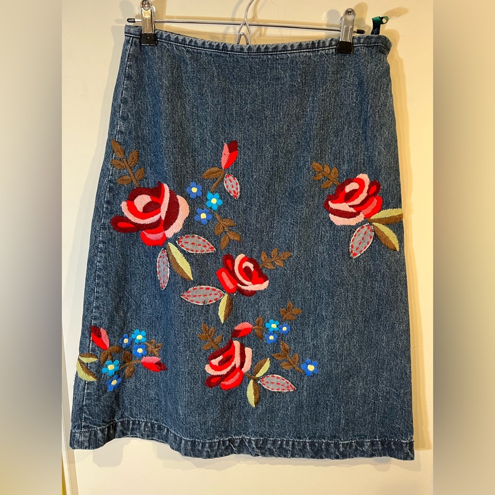 Boden Nordstrom Floral Embroidered Hand Knit A line blue denim skirt. Like New